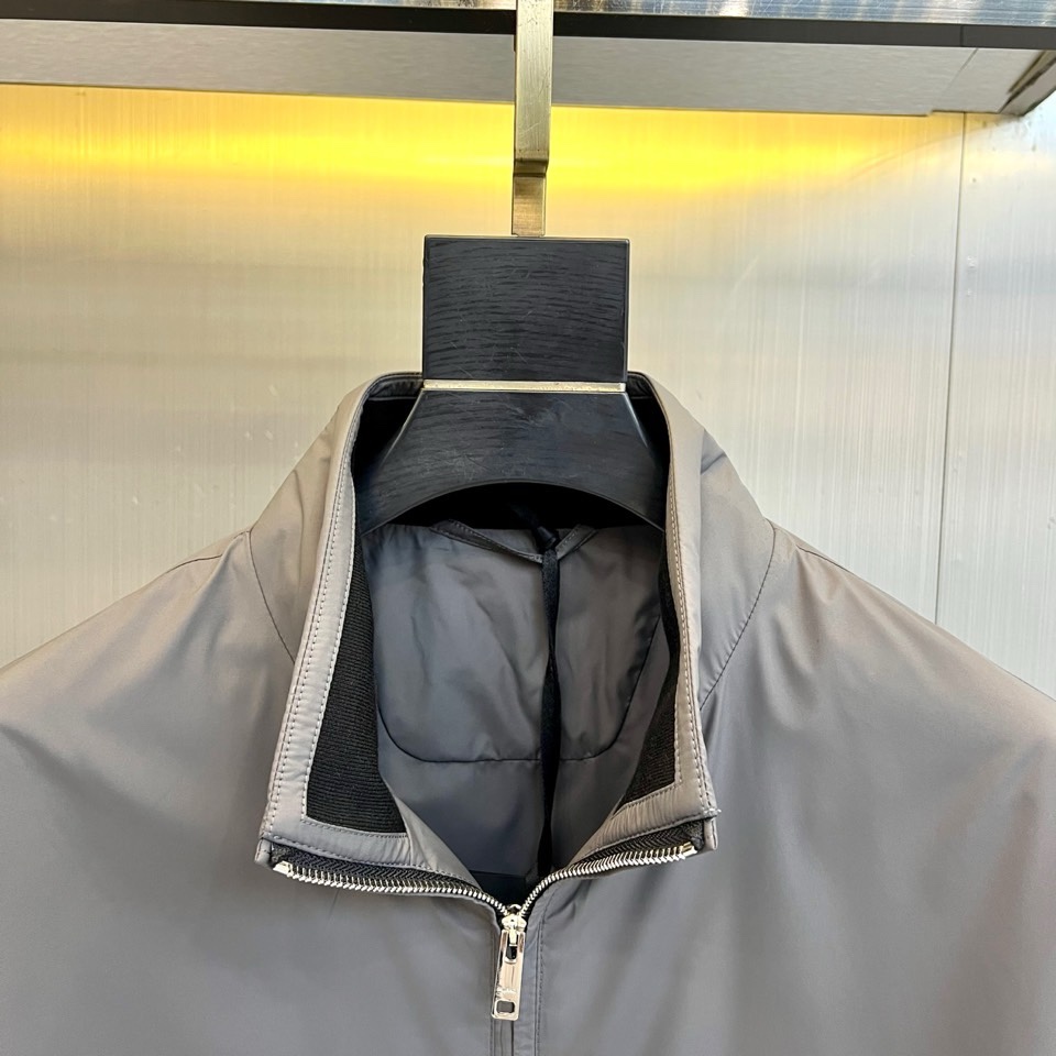 Prad普拉达、2026春夏新品夹克，经典款，立领设计利落有型，全拉链门襟简约大气，修身剪裁贴合身形又不