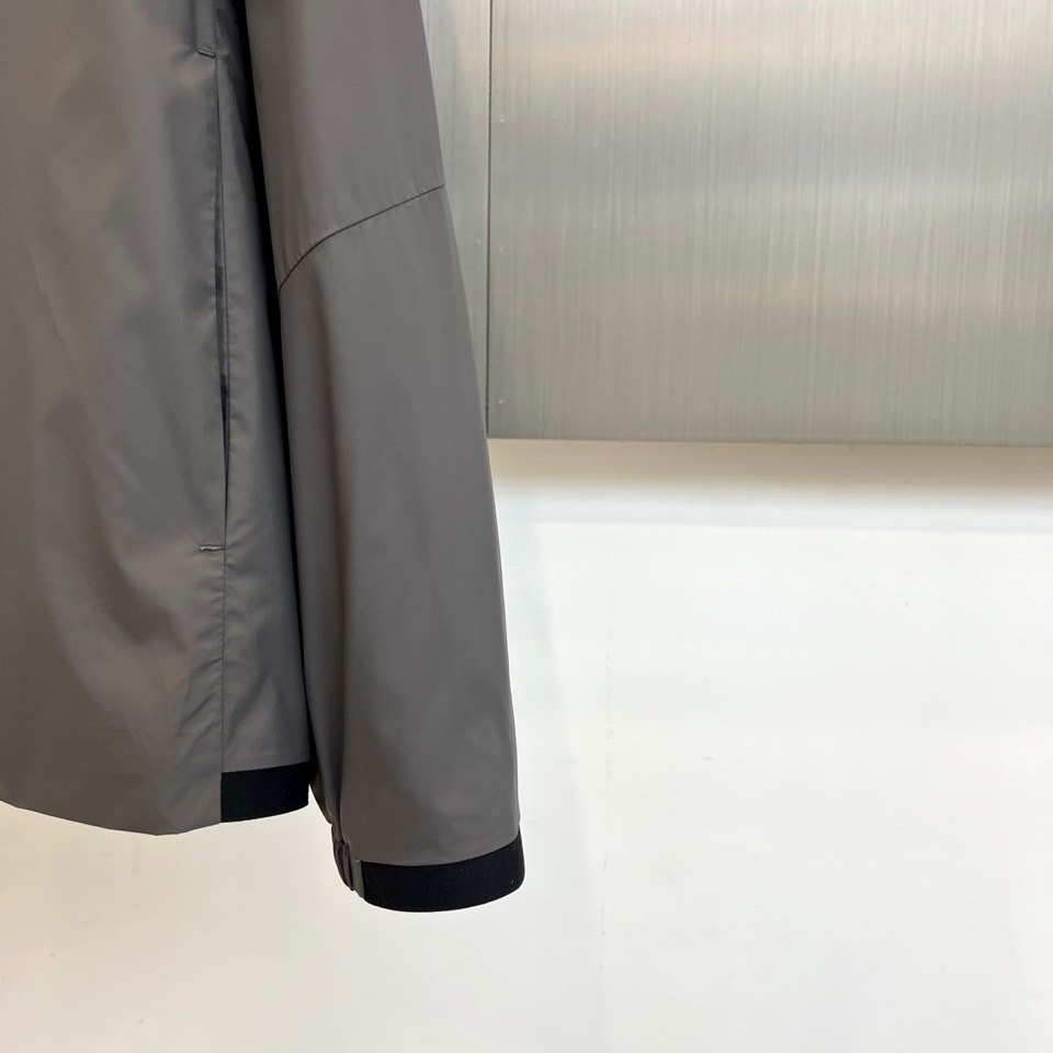 Prad普拉达、2026春夏新品夹克，经典款，立领设计利落有型，全拉链门襟简约大气，修身剪裁贴合身形又不