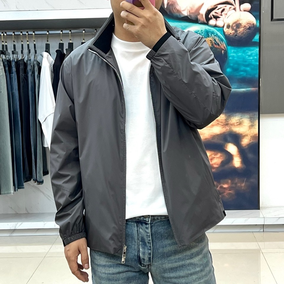 Prad普拉达、2026春夏新品夹克，经典款，立领设计利落有型，全拉链门襟简约大气，修身剪裁贴合身形又不