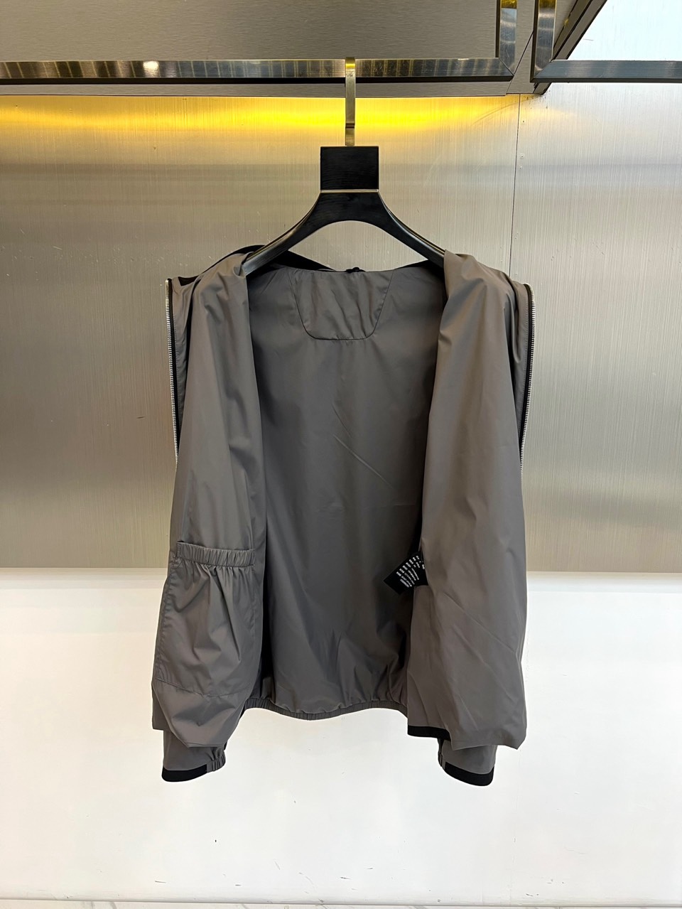 Prad普拉达、2026春夏新品夹克，经典款，立领设计利落有型，全拉链门襟简约大气，修身剪裁贴合身形又不