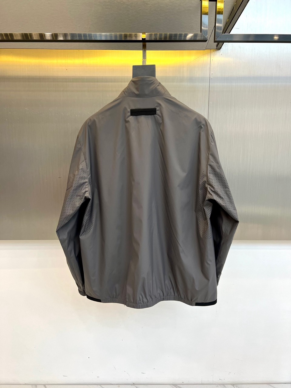 Prad普拉达、2026春夏新品夹克，经典款，立领设计利落有型，全拉链门襟简约大气，修身剪裁贴合身形又不