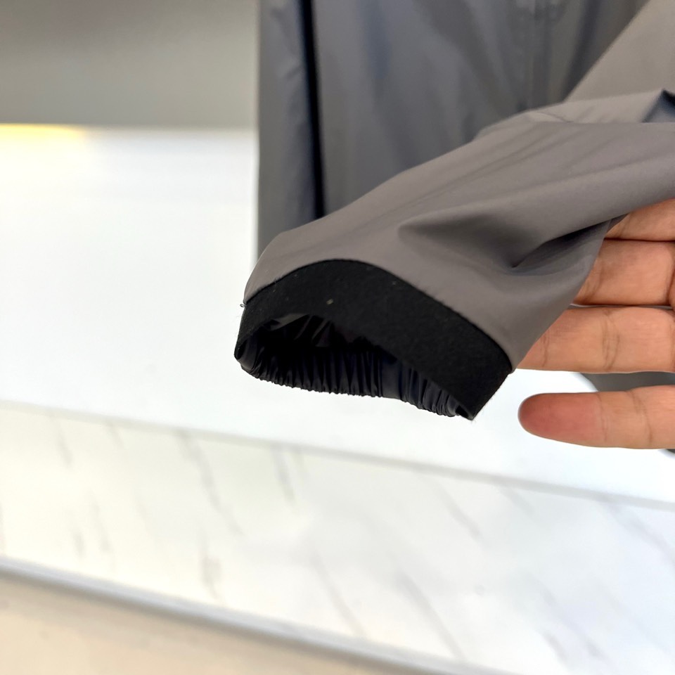 Prad普拉达、2026春夏新品夹克，经典款，立领设计利落有型，全拉链门襟简约大气，修身剪裁贴合身形又不