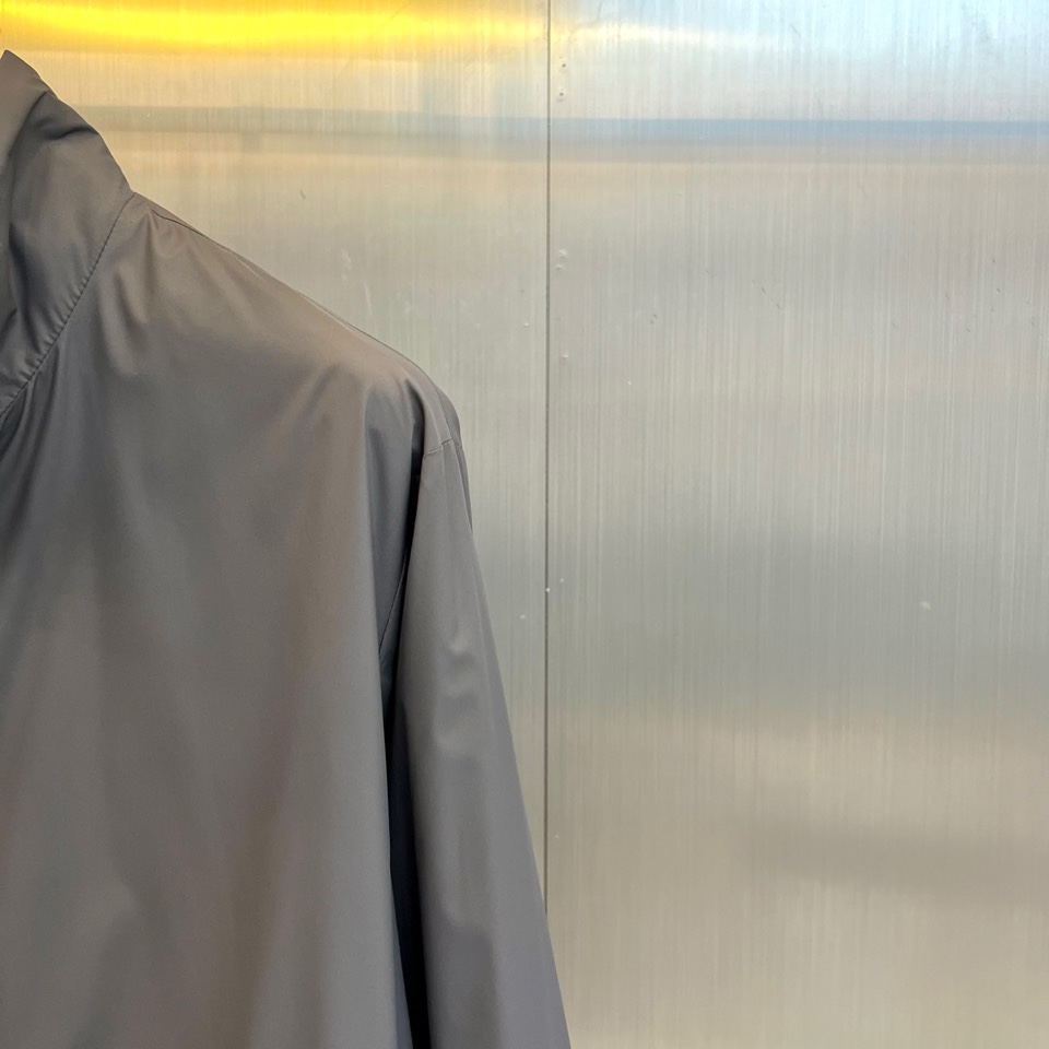 Prad普拉达、2026春夏新品夹克，经典款，立领设计利落有型，全拉链门襟简约大气，修身剪裁贴合身形又不