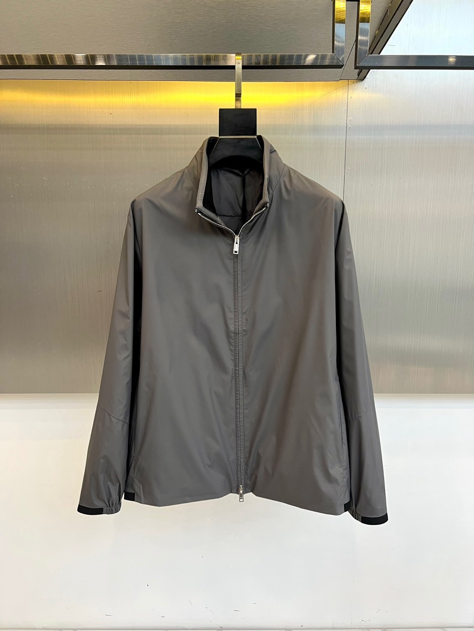 Prad普拉达、2026春夏新品夹克，经典款，立领设计利落有型，全拉链门襟简约大气，修身剪裁贴合身形又不