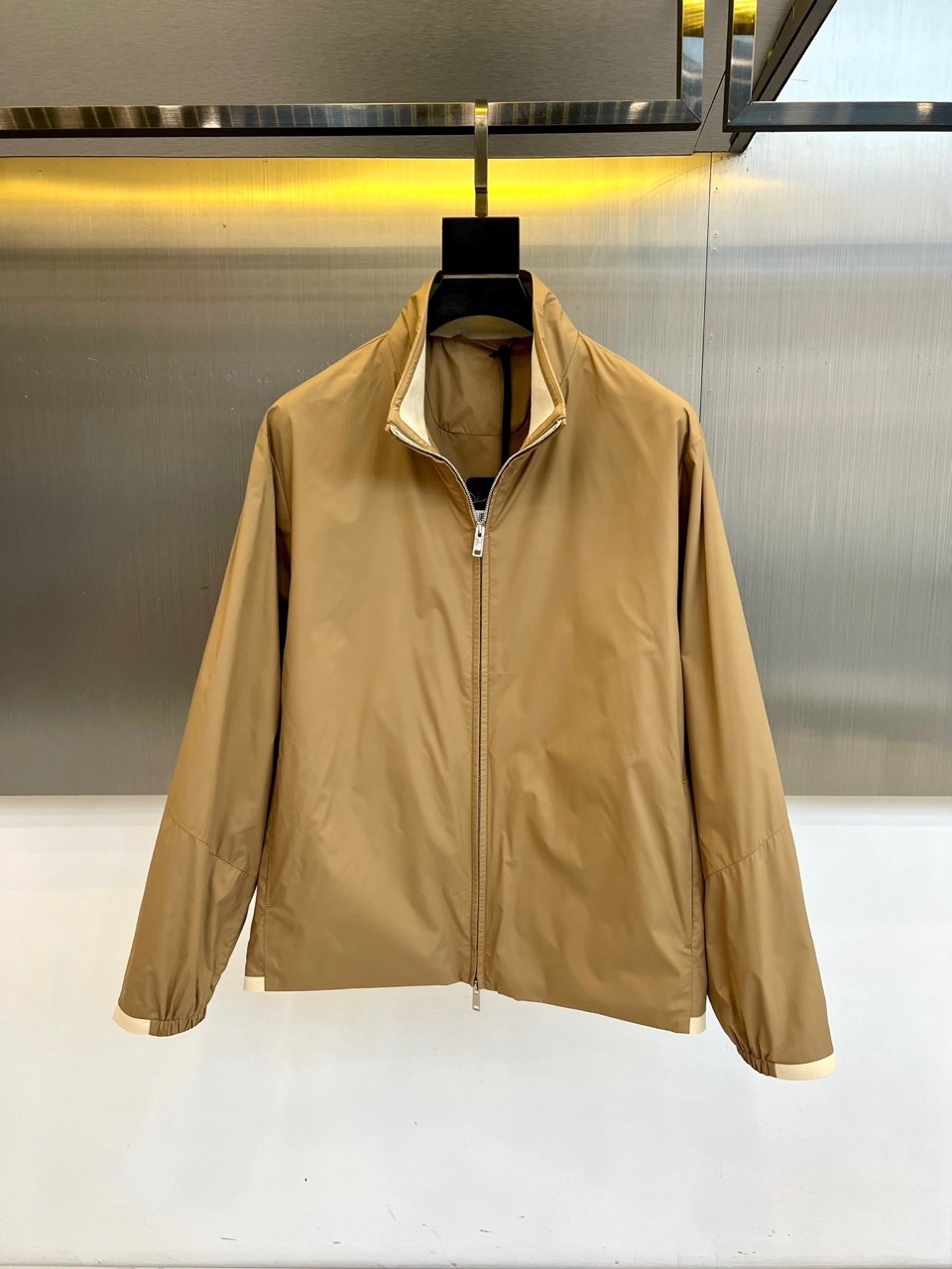 Prad普拉达、2026春夏新品夹克，经典款，立领设计利落有型，全拉链门襟简约大气，修身剪裁贴合身形又不