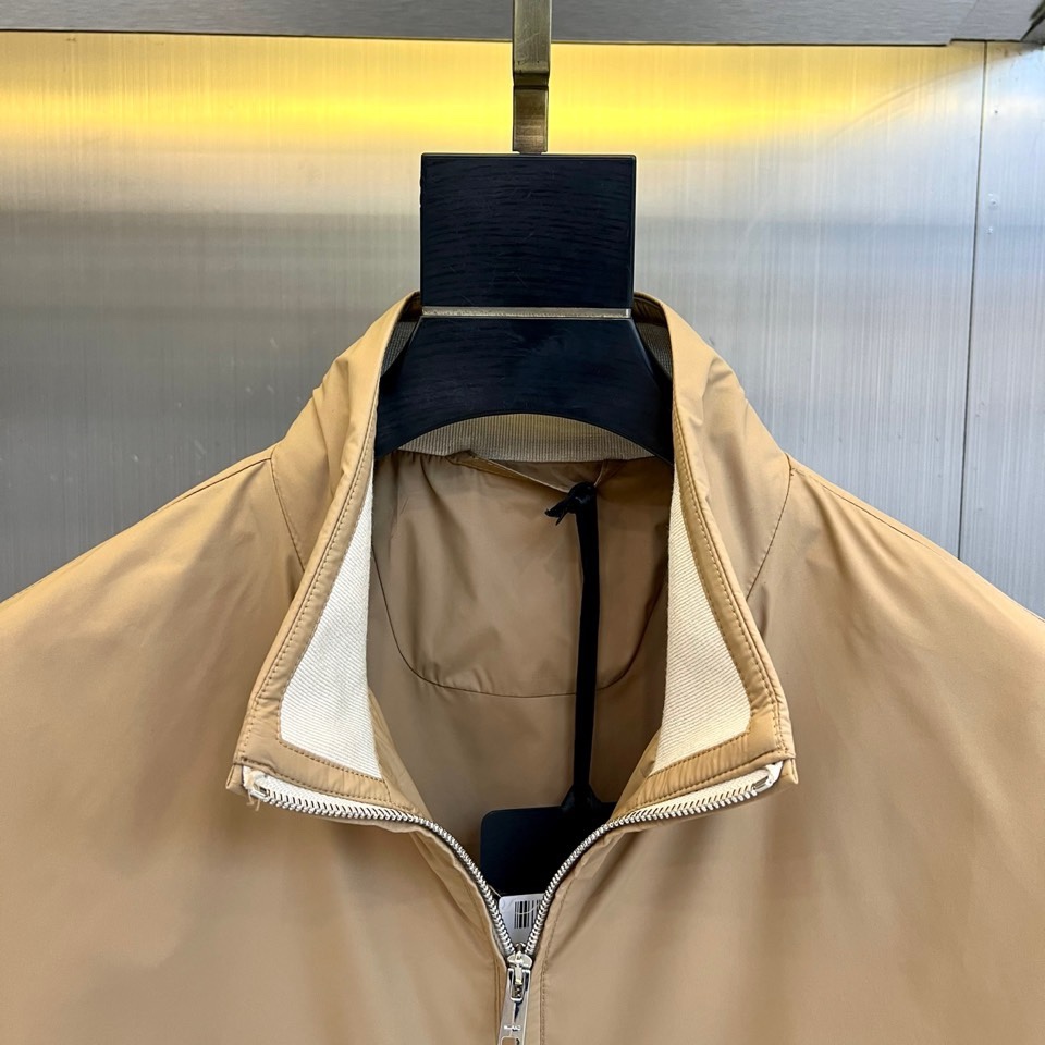 Prad普拉达、2026春夏新品夹克，经典款，立领设计利落有型，全拉链门襟简约大气，修身剪裁贴合身形又不