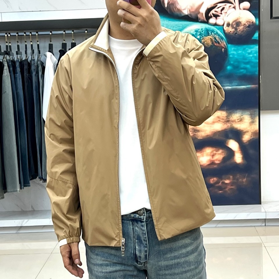 Prad普拉达、2026春夏新品夹克，经典款，立领设计利落有型，全拉链门襟简约大气，修身剪裁贴合身形又不