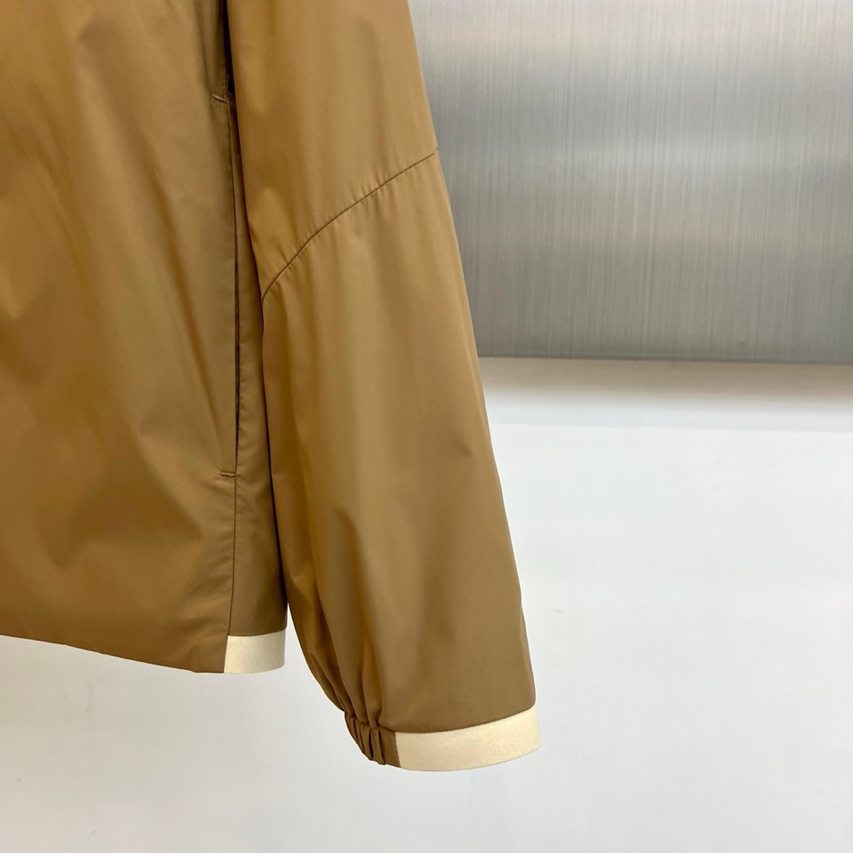 Prad普拉达、2026春夏新品夹克，经典款，立领设计利落有型，全拉链门襟简约大气，修身剪裁贴合身形又不