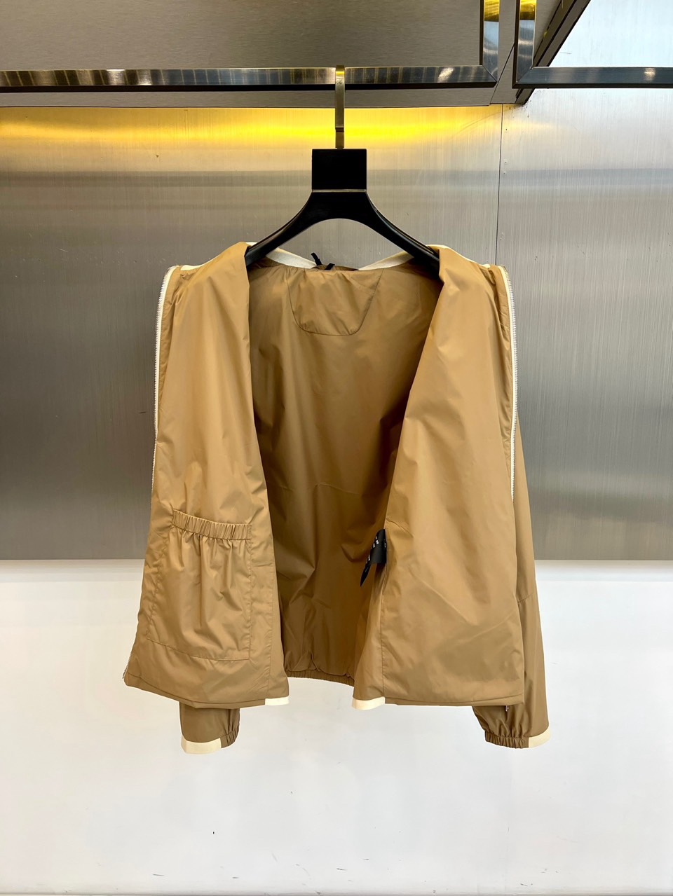 Prad普拉达、2026春夏新品夹克，经典款，立领设计利落有型，全拉链门襟简约大气，修身剪裁贴合身形又不