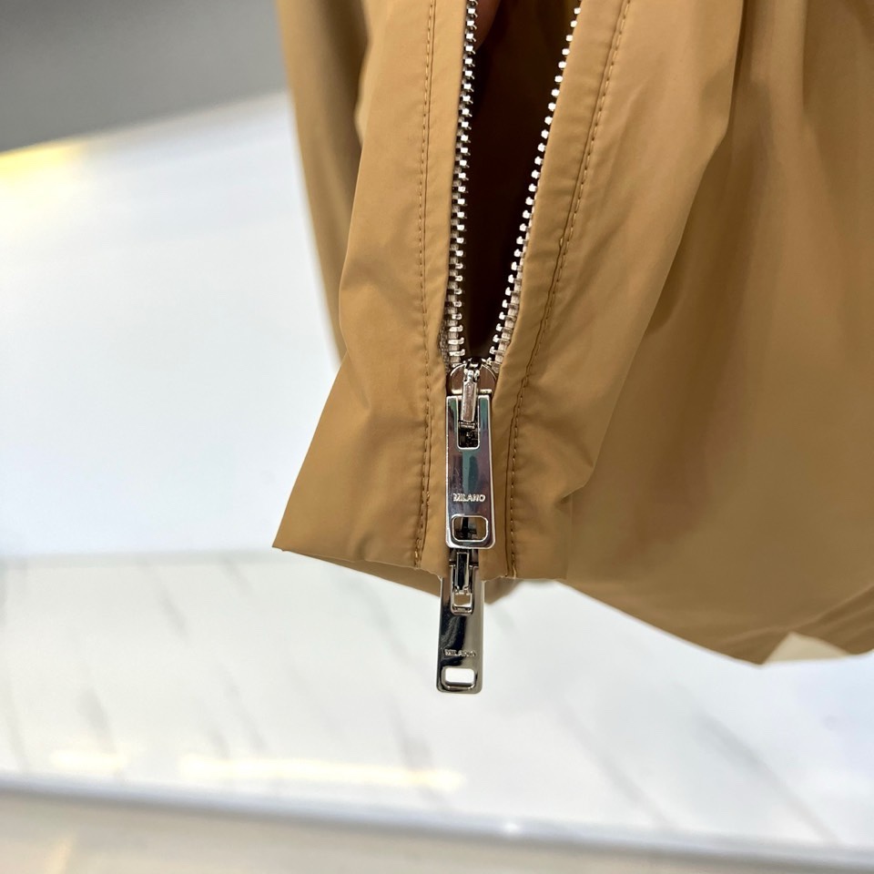 Prad普拉达、2026春夏新品夹克，经典款，立领设计利落有型，全拉链门襟简约大气，修身剪裁贴合身形又不