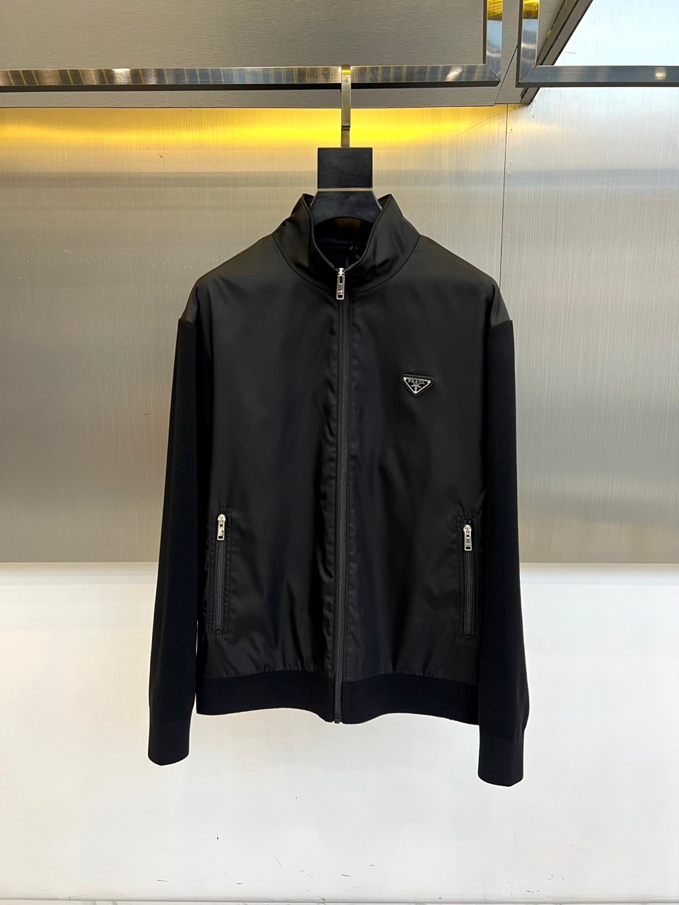 Prad普拉达、2026春夏新品男士夹克，以极简运动风诠释都市轻奢格调。经典立领设计利落挺括，全拉链开合