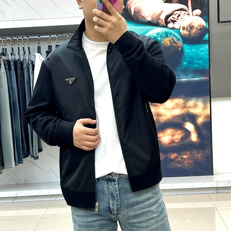 Prad普拉达、2026春夏新品男士夹克，以极简运动风诠释都市轻奢格调。经典立领设计利落挺括，全拉链开合