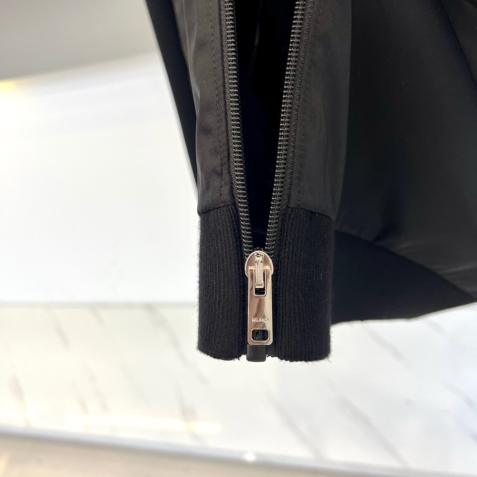 Prad普拉达、2026春夏新品男士夹克，以极简运动风诠释都市轻奢格调。经典立领设计利落挺括，全拉链开合