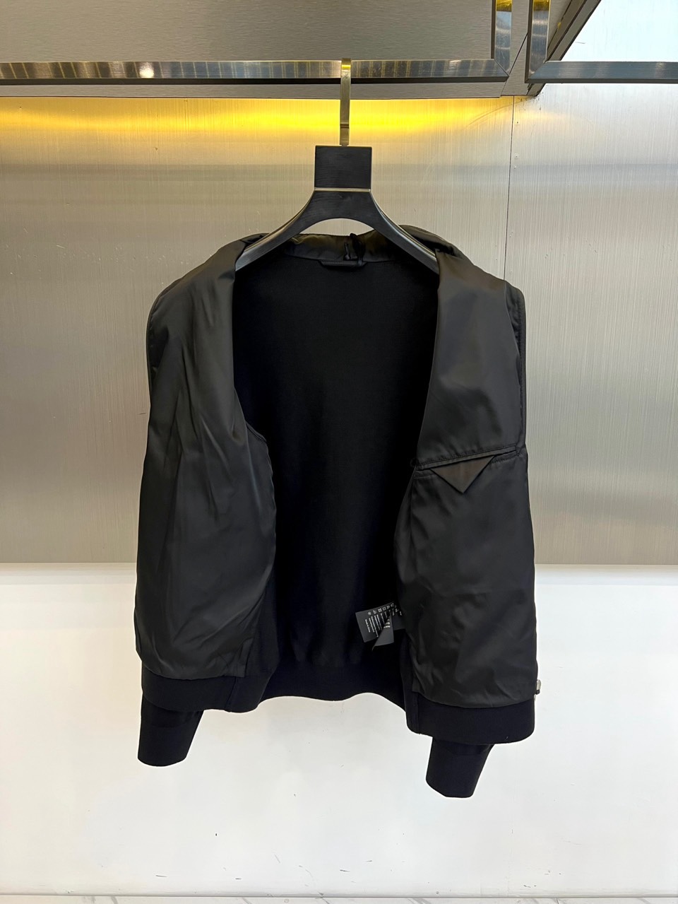 Prad普拉达、2026春夏新品男士夹克，以极简运动风诠释都市轻奢格调。经典立领设计利落挺括，全拉链开合
