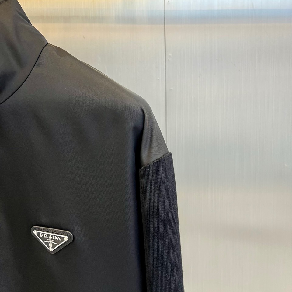 Prad普拉达、2026春夏新品男士夹克，以极简运动风诠释都市轻奢格调。经典立领设计利落挺括，全拉链开合