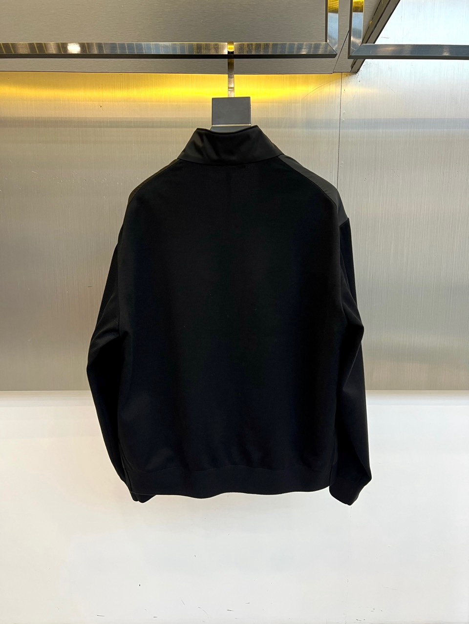 Prad普拉达、2026春夏新品男士夹克，以极简运动风诠释都市轻奢格调。经典立领设计利落挺括，全拉链开合