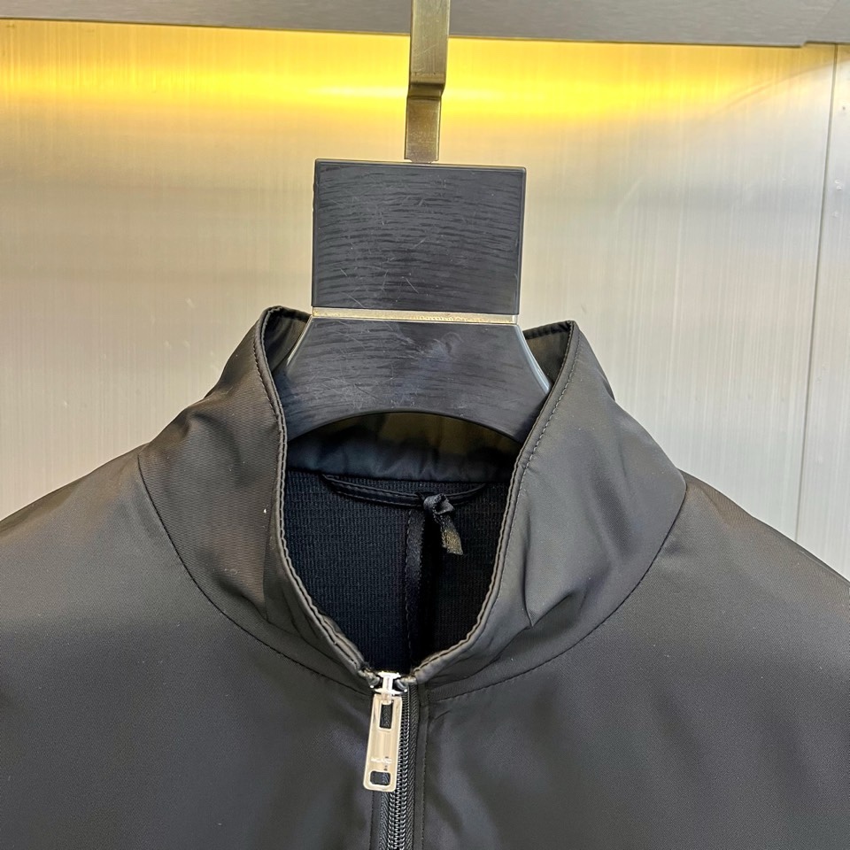 Prad普拉达、2026春夏新品男士夹克，以极简运动风诠释都市轻奢格调。经典立领设计利落挺括，全拉链开合