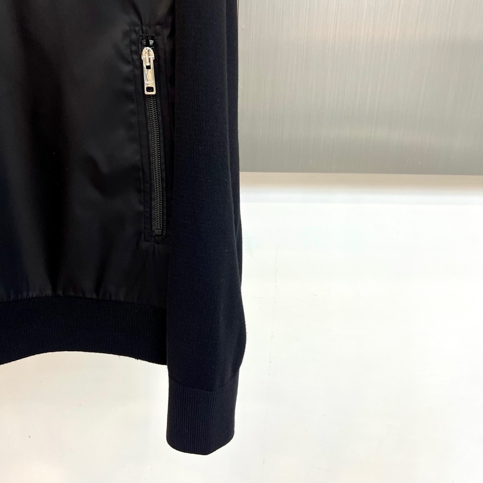 Prad普拉达、2026春夏新品男士夹克，以极简运动风诠释都市轻奢格调。经典立领设计利落挺括，全拉链开合