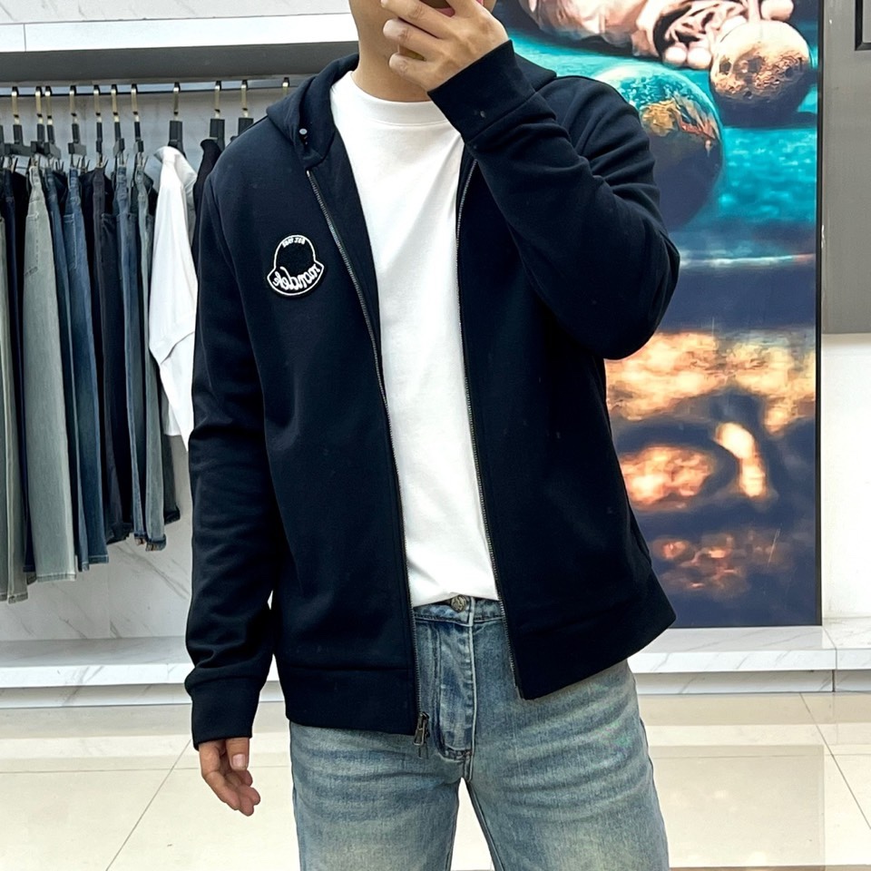 Mon蒙口、2026春夏新品连帽拉链夹克，色调柔和百搭，诠释简约休闲风尚。全棉面料100%棉，透气亲肤，