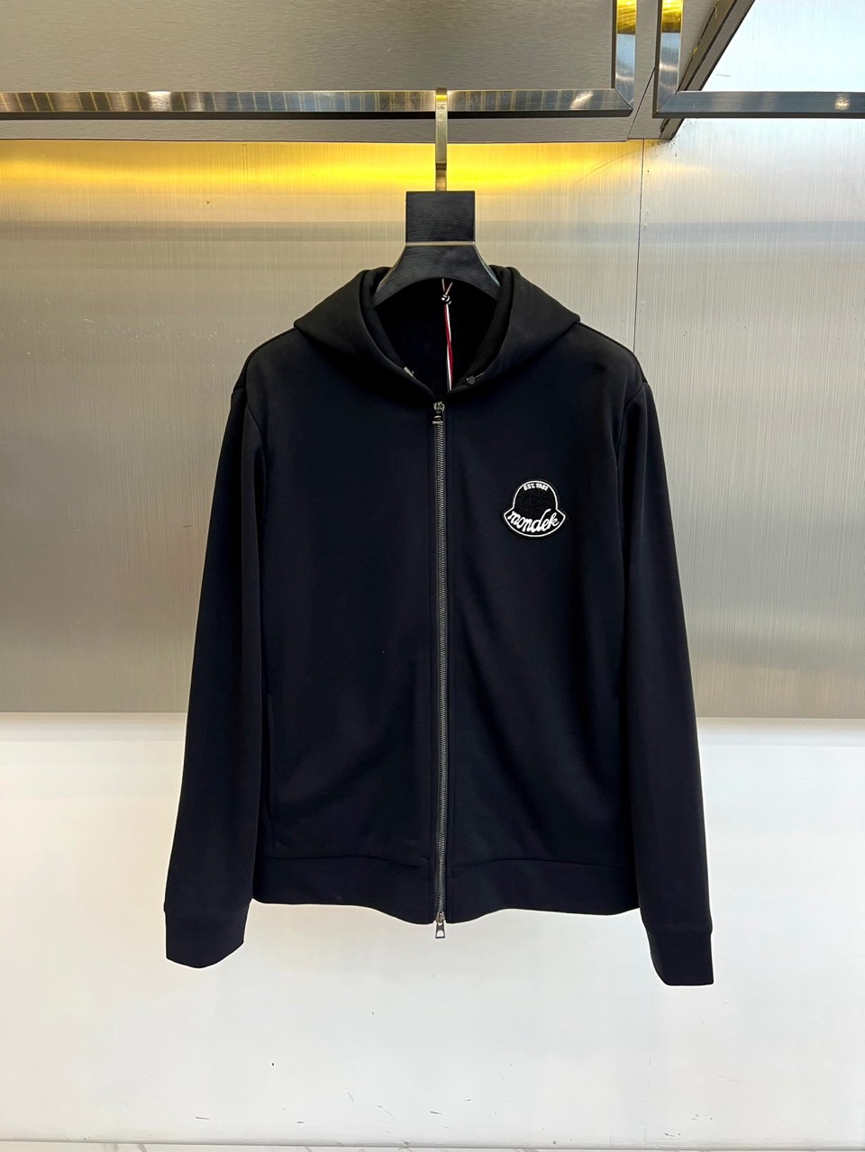 Mon蒙口、2026春夏新品连帽拉链夹克，色调柔和百搭，诠释简约休闲风尚。全棉面料100%棉，透气亲肤，