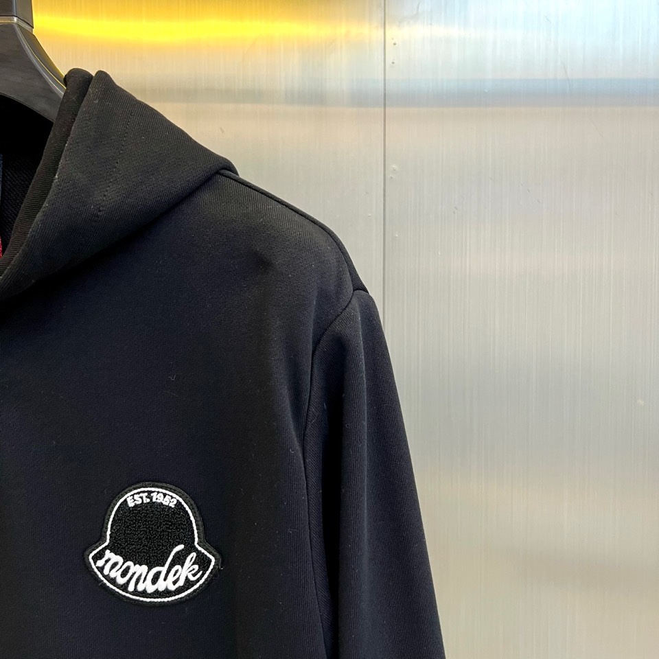 Mon蒙口、2026春夏新品连帽拉链夹克，色调柔和百搭，诠释简约休闲风尚。全棉面料100%棉，透气亲肤，