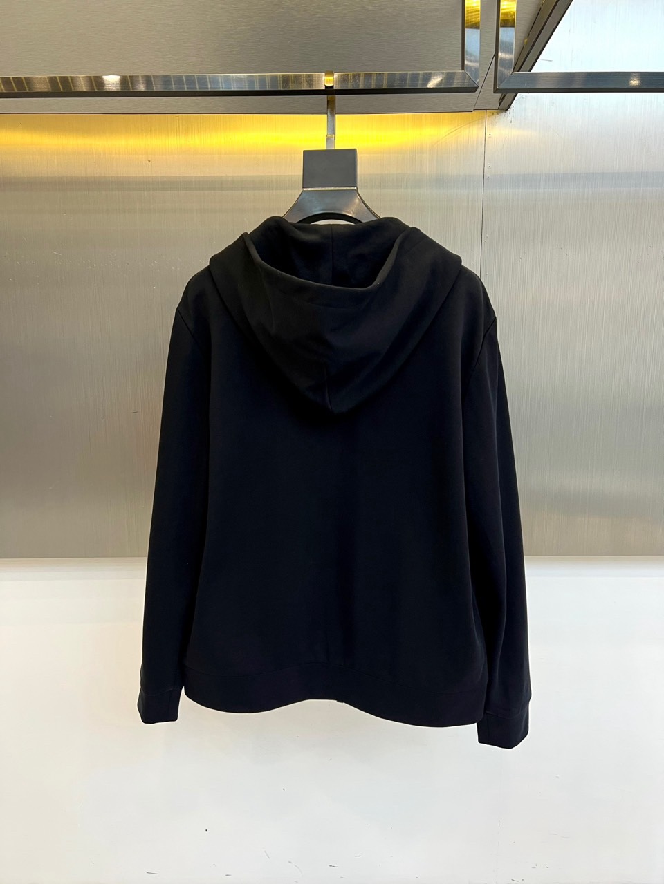 Mon蒙口、2026春夏新品连帽拉链夹克，色调柔和百搭，诠释简约休闲风尚。全棉面料100%棉，透气亲肤，