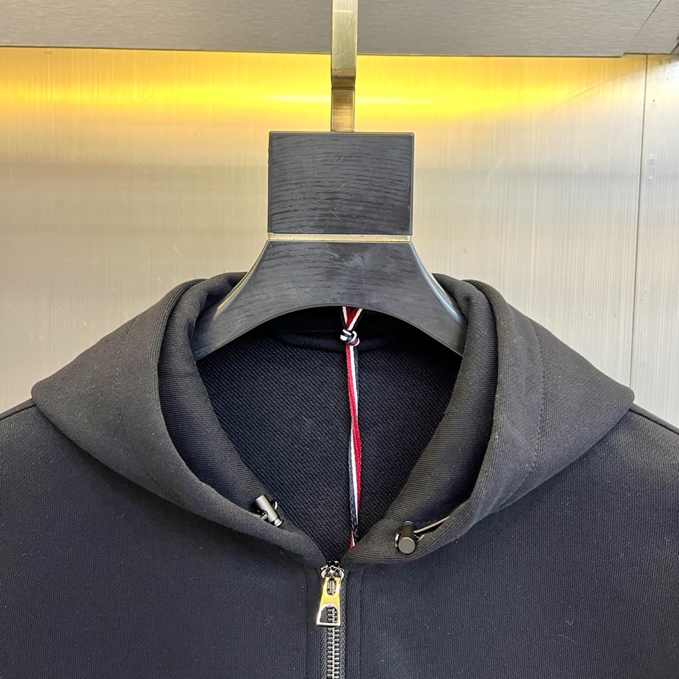 Mon蒙口、2026春夏新品连帽拉链夹克，色调柔和百搭，诠释简约休闲风尚。全棉面料100%棉，透气亲肤，