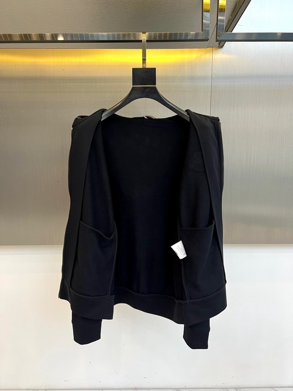 Mon蒙口、2026春夏新品连帽拉链夹克，色调柔和百搭，诠释简约休闲风尚。全棉面料100%棉，透气亲肤，