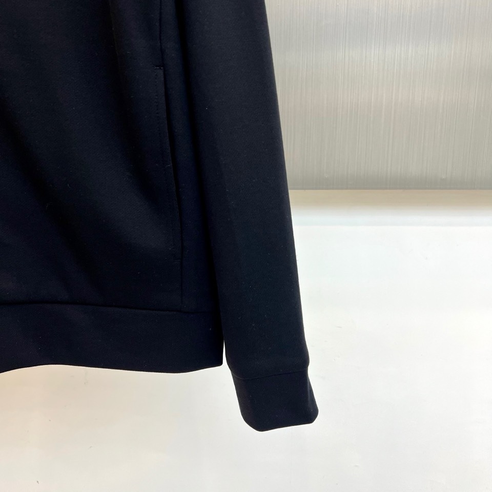 Mon蒙口、2026春夏新品连帽拉链夹克，色调柔和百搭，诠释简约休闲风尚。全棉面料100%棉，透气亲肤，