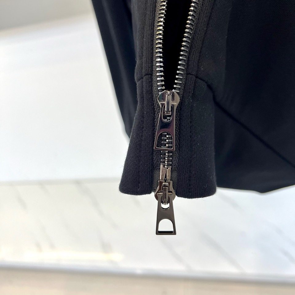 Mon蒙口、2026春夏新品连帽拉链夹克，色调柔和百搭，诠释简约休闲风尚。全棉面料100%棉，透气亲肤，