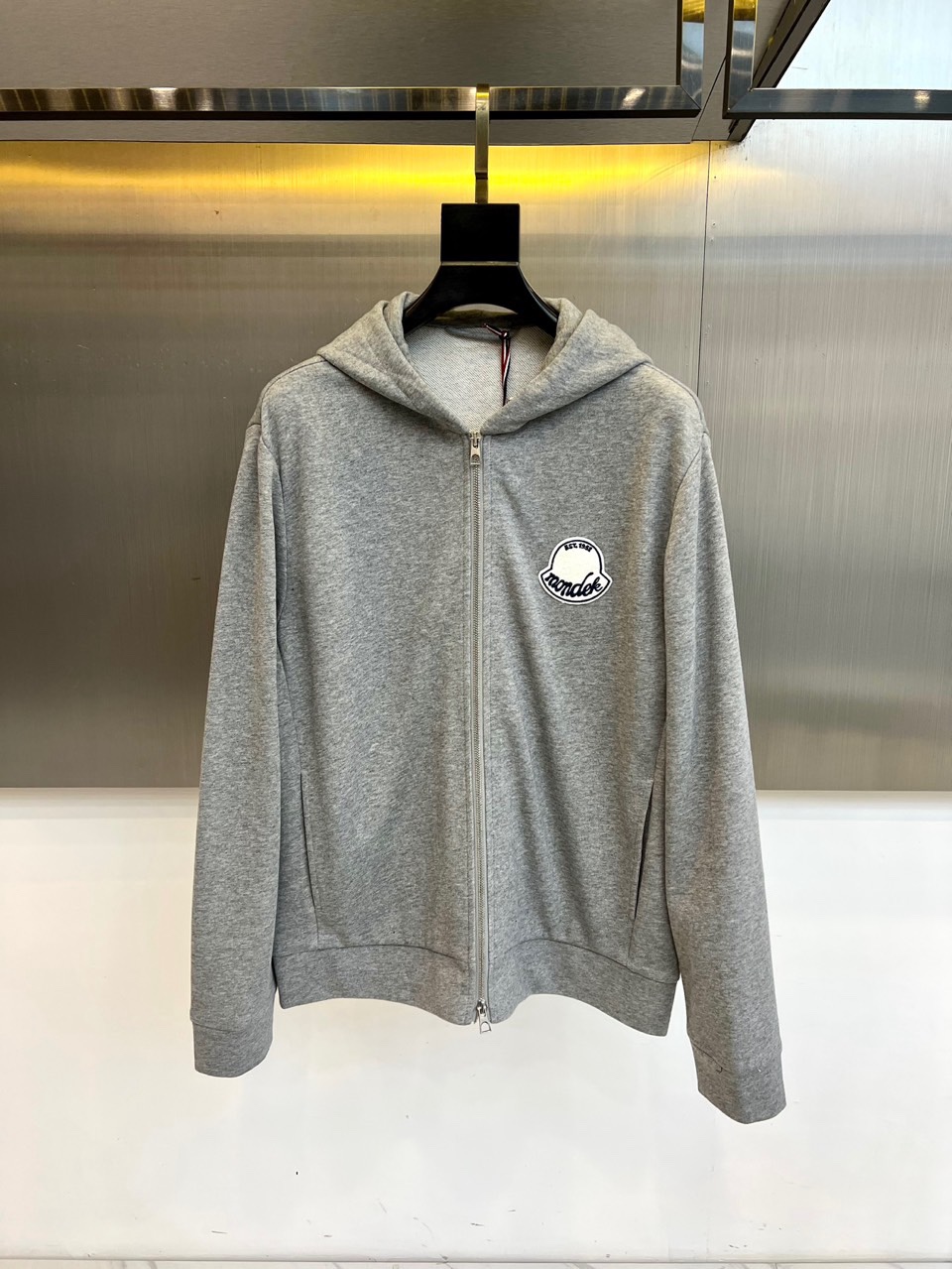 Mon蒙口、2026春夏新品连帽拉链夹克，色调柔和百搭，诠释简约休闲风尚。全棉面料100%棉，透气亲肤，