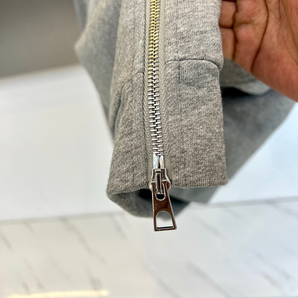 Mon蒙口、2026春夏新品连帽拉链夹克，色调柔和百搭，诠释简约休闲风尚。全棉面料100%棉，透气亲肤，