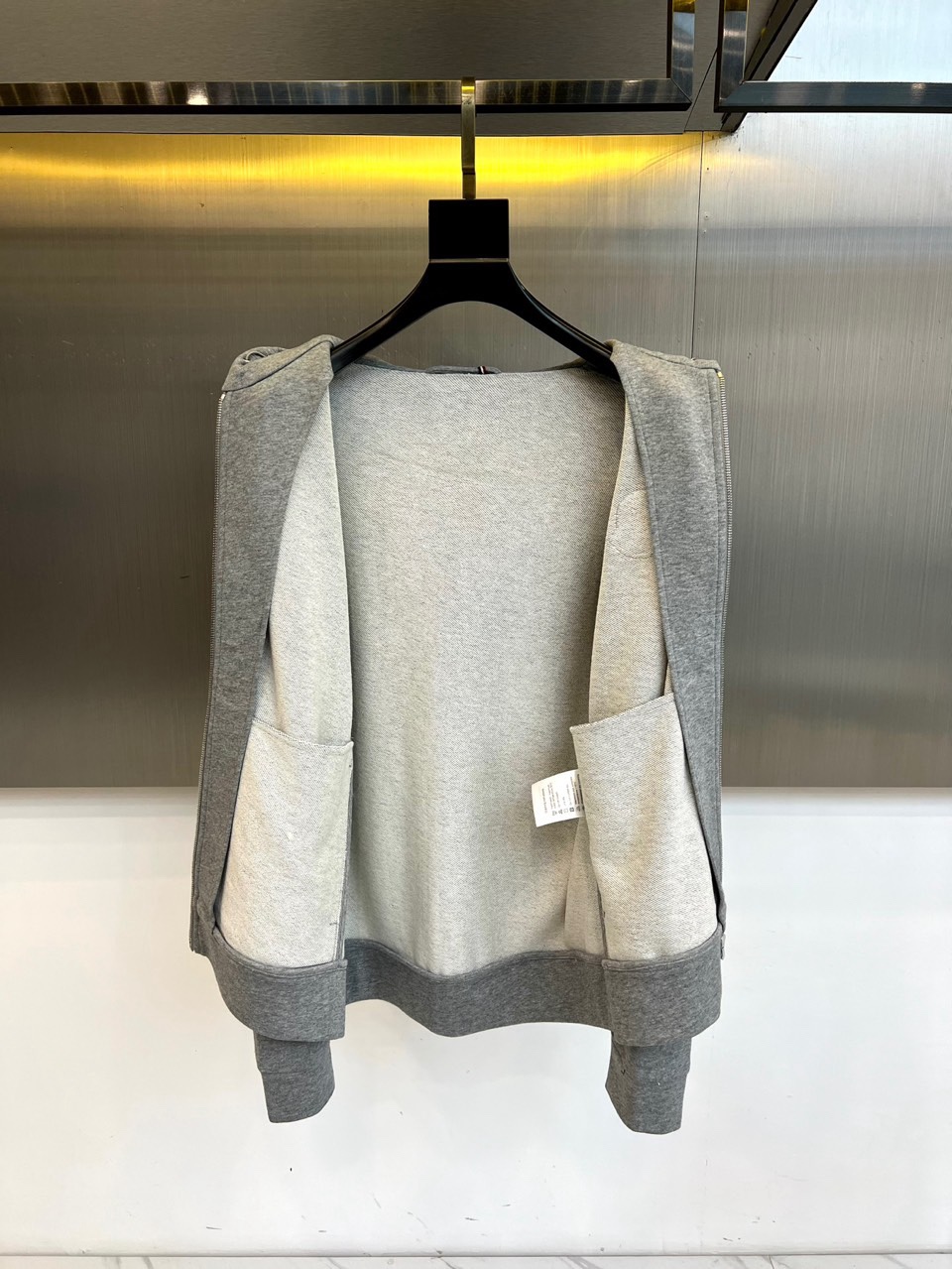 Mon蒙口、2026春夏新品连帽拉链夹克，色调柔和百搭，诠释简约休闲风尚。全棉面料100%棉，透气亲肤，