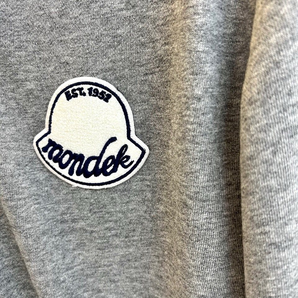 Mon蒙口、2026春夏新品连帽拉链夹克，色调柔和百搭，诠释简约休闲风尚。全棉面料100%棉，透气亲肤，