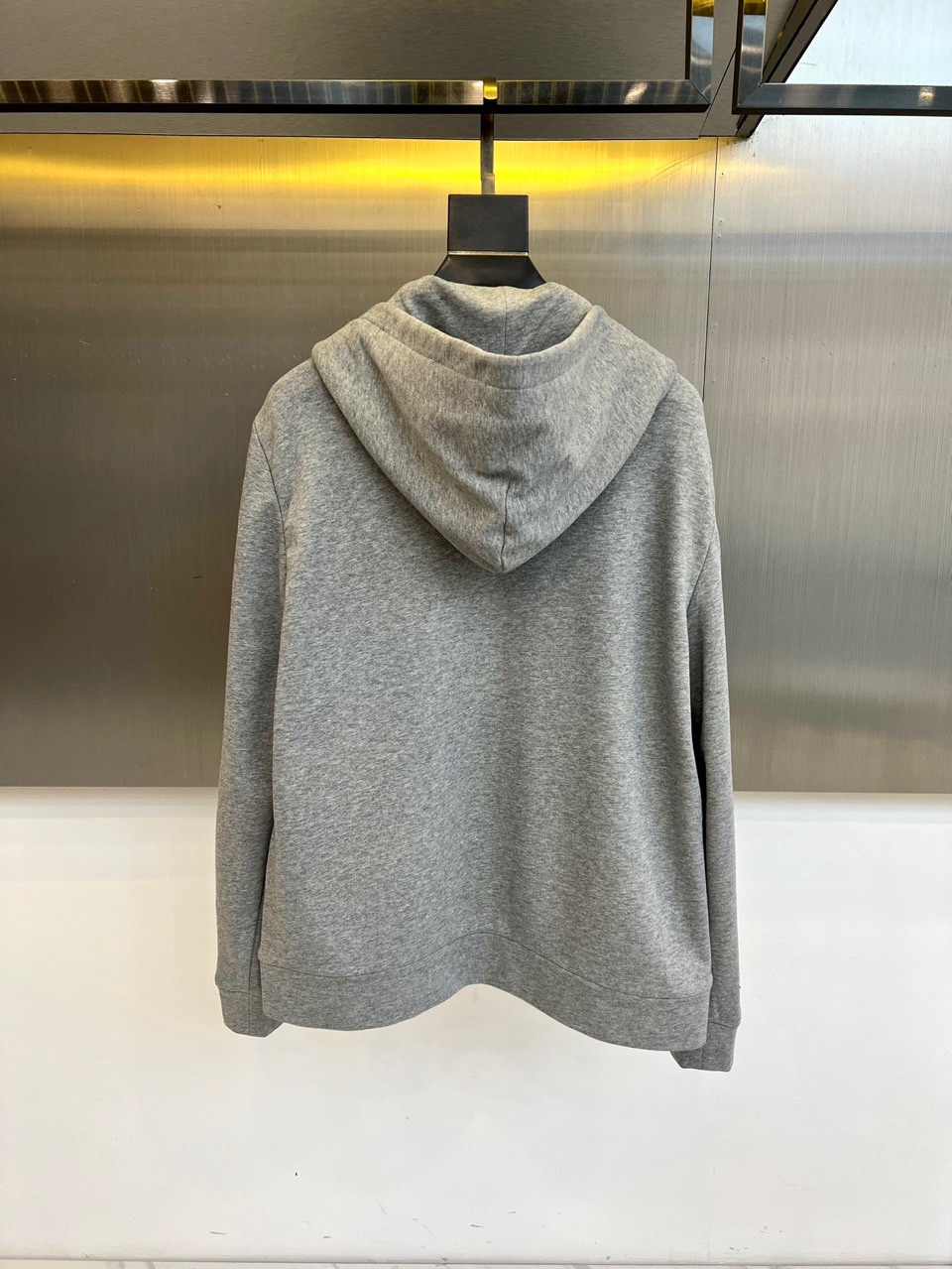 Mon蒙口、2026春夏新品连帽拉链夹克，色调柔和百搭，诠释简约休闲风尚。全棉面料100%棉，透气亲肤，