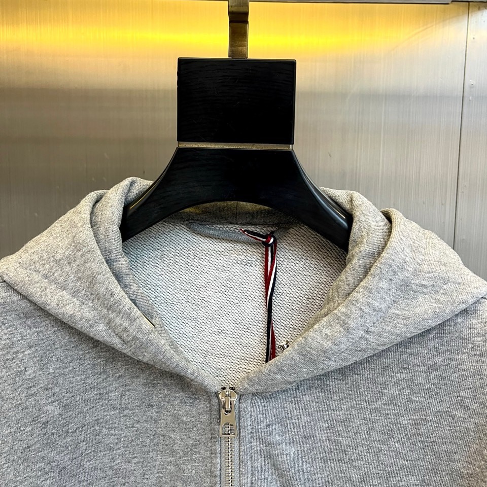 Mon蒙口、2026春夏新品连帽拉链夹克，色调柔和百搭，诠释简约休闲风尚。全棉面料100%棉，透气亲肤，