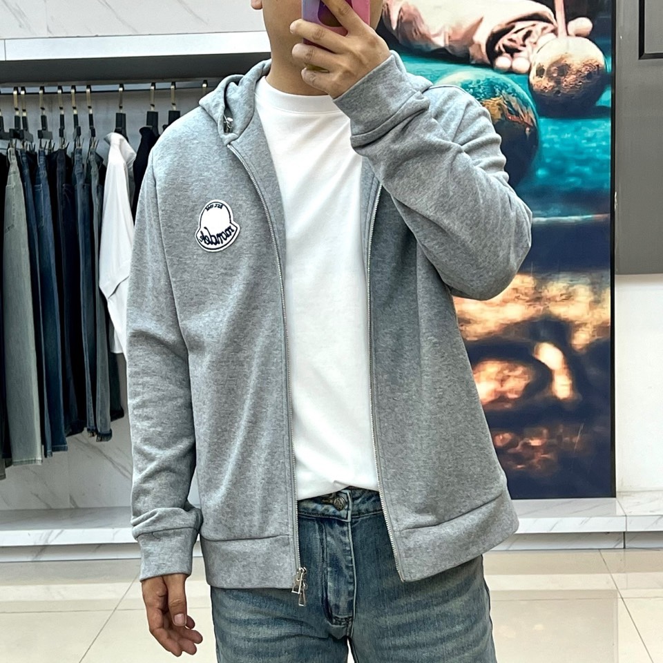 Mon蒙口、2026春夏新品连帽拉链夹克，色调柔和百搭，诠释简约休闲风尚。全棉面料100%棉，透气亲肤，