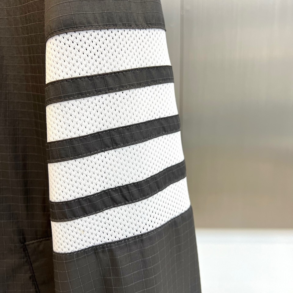 TB汤姆布朗、2026春夏新品夹克，以利落棒球领设计开篇，罗纹领口、下摆与袖口形成经典撞色，袖身四条条纹