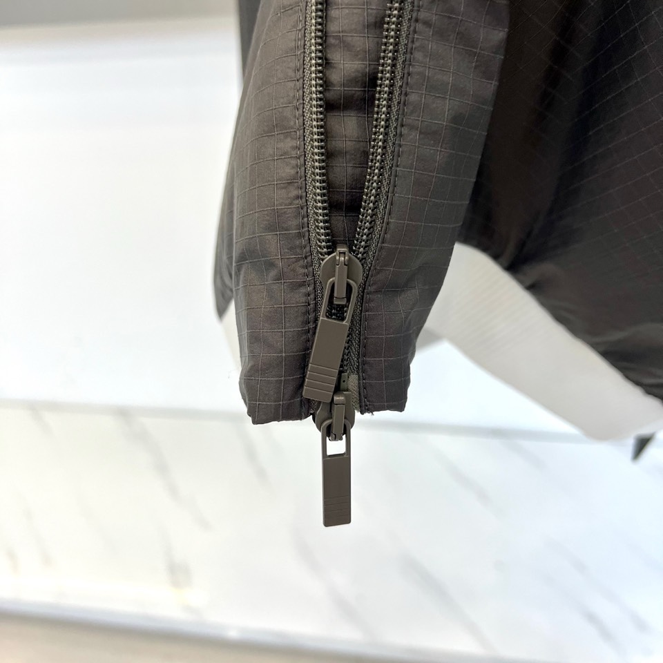 TB汤姆布朗、2026春夏新品夹克，以利落棒球领设计开篇，罗纹领口、下摆与袖口形成经典撞色，袖身四条条纹