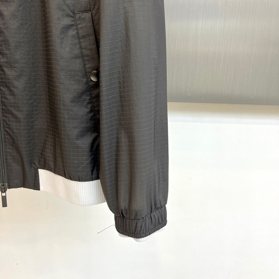 TB汤姆布朗、2026春夏新品夹克，以利落棒球领设计开篇，罗纹领口、下摆与袖口形成经典撞色，袖身四条条纹