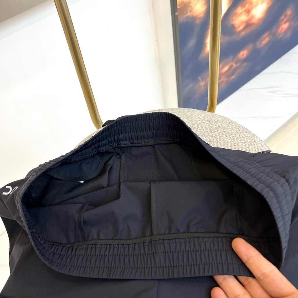 on昂跑、2026春夏新品休闲裤，以运动潮流为设计内核，融合都市休闲与轻运动基因。色调经典百搭，适配通勤