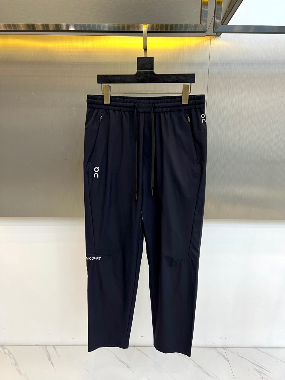 on昂跑、2026春夏新品休闲裤，以运动潮流为设计内核，融合都市休闲与轻运动基因。色调经典百搭，适配通勤