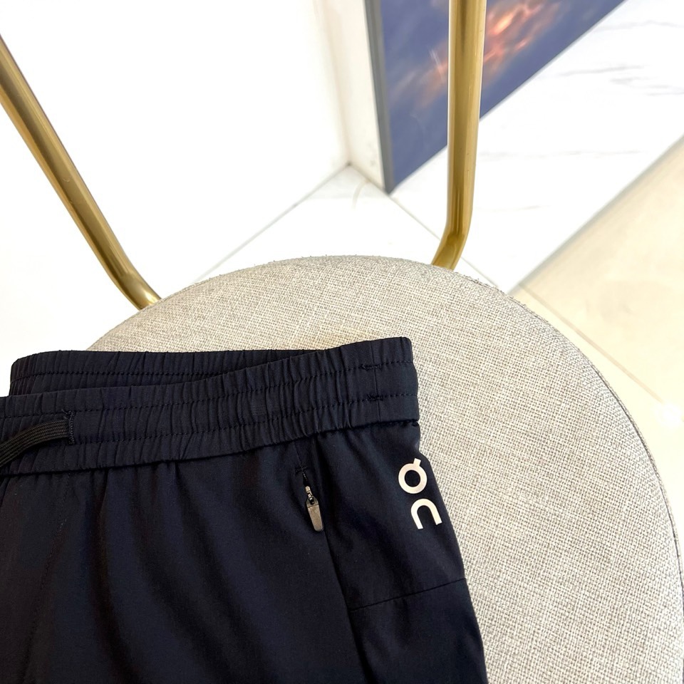 on昂跑、2026春夏新品休闲裤，以运动潮流为设计内核，融合都市休闲与轻运动基因。色调经典百搭，适配通勤