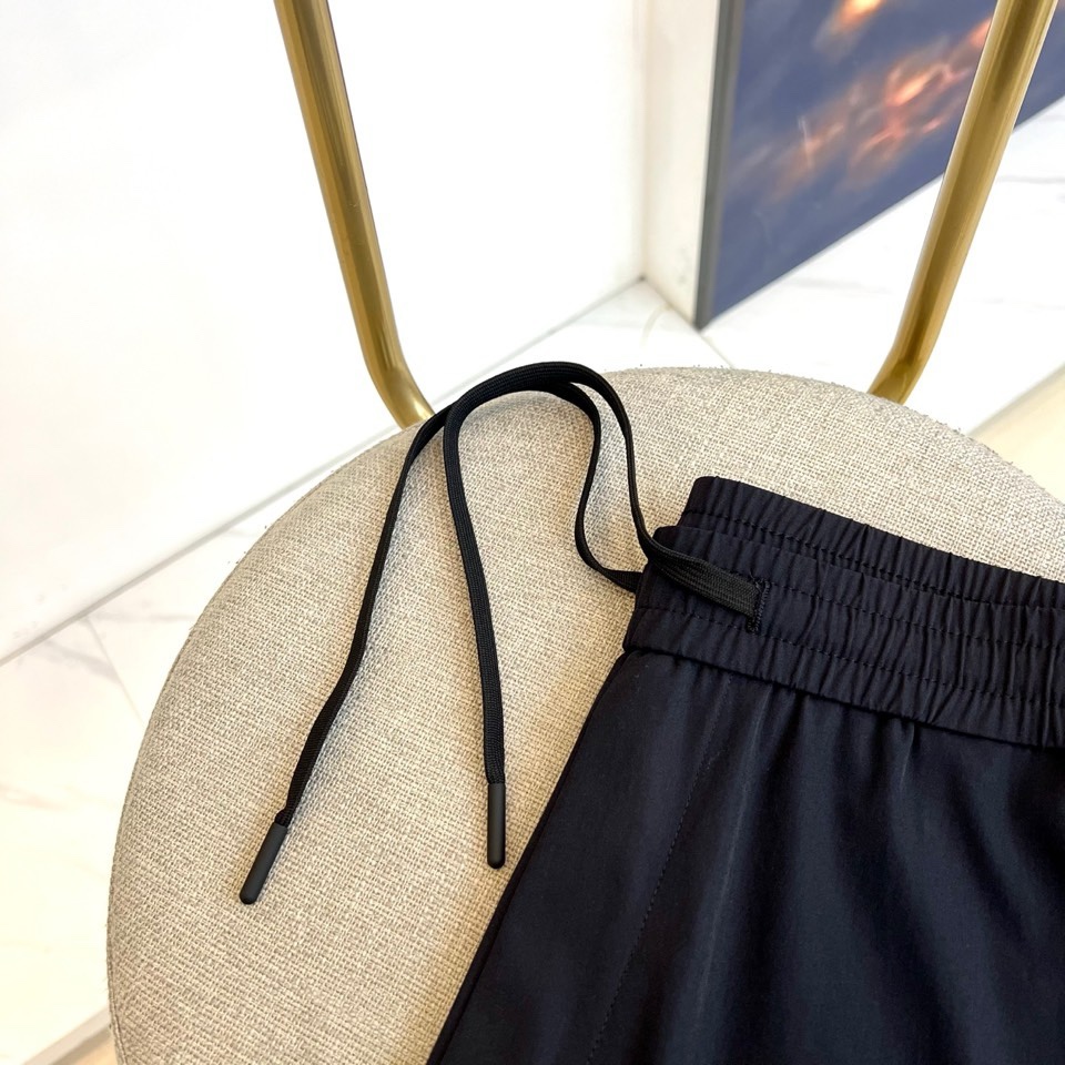 on昂跑、2026春夏新品休闲裤，以运动潮流为设计内核，融合都市休闲与轻运动基因。色调经典百搭，适配通勤