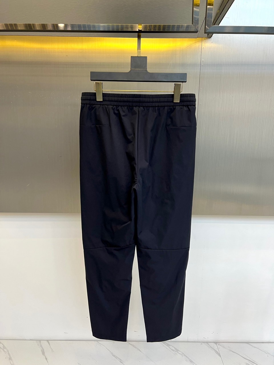 on昂跑、2026春夏新品休闲裤，以运动潮流为设计内核，融合都市休闲与轻运动基因。色调经典百搭，适配通勤