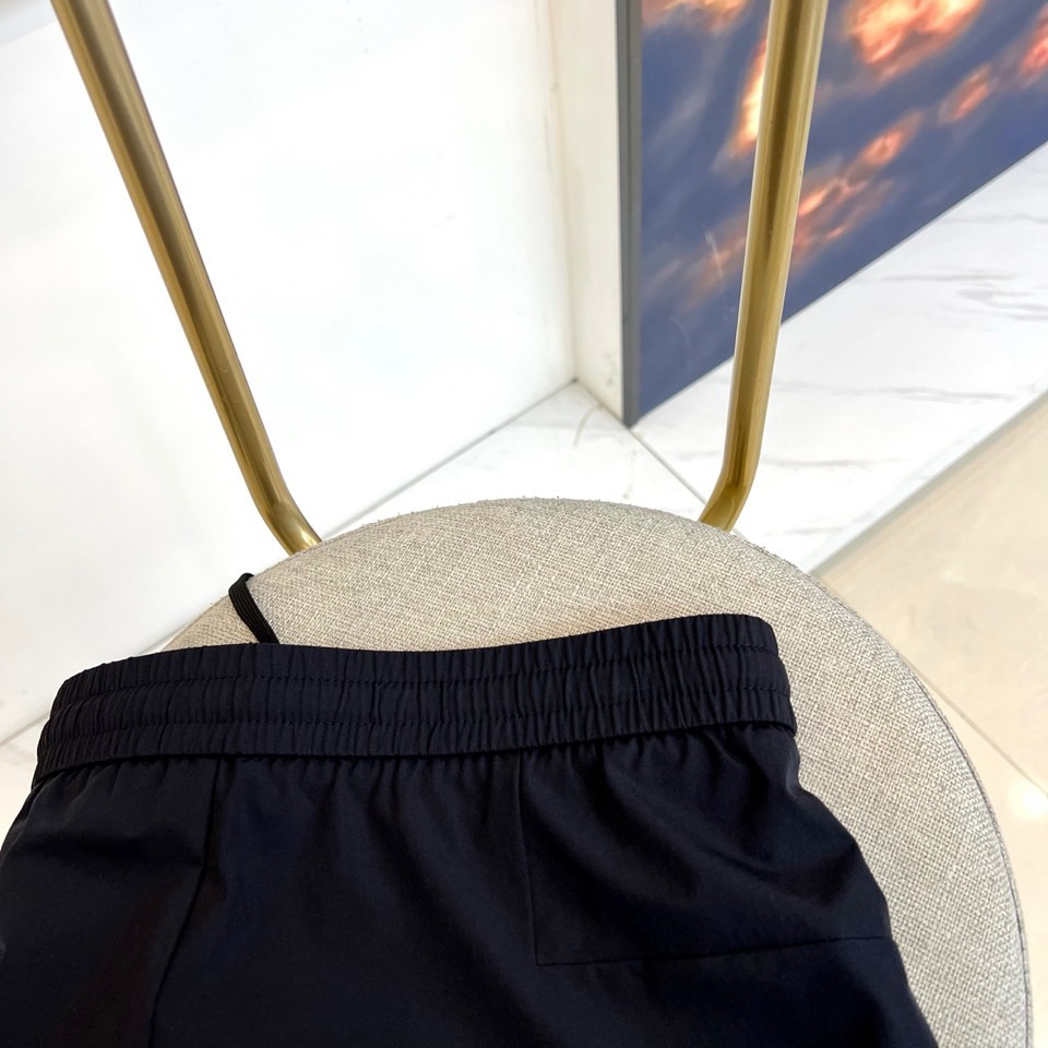 on昂跑、2026春夏新品休闲裤，以运动潮流为设计内核，融合都市休闲与轻运动基因。色调经典百搭，适配通勤