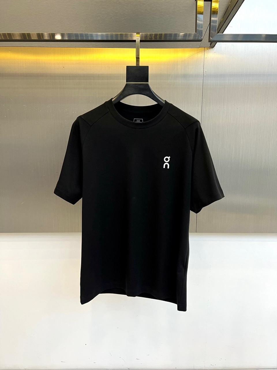on昂跑、2026春夏新品户外系列速干服T恤，以极简美学重塑运动休闲风。经典圆领搭配插肩袖设计，利落线条