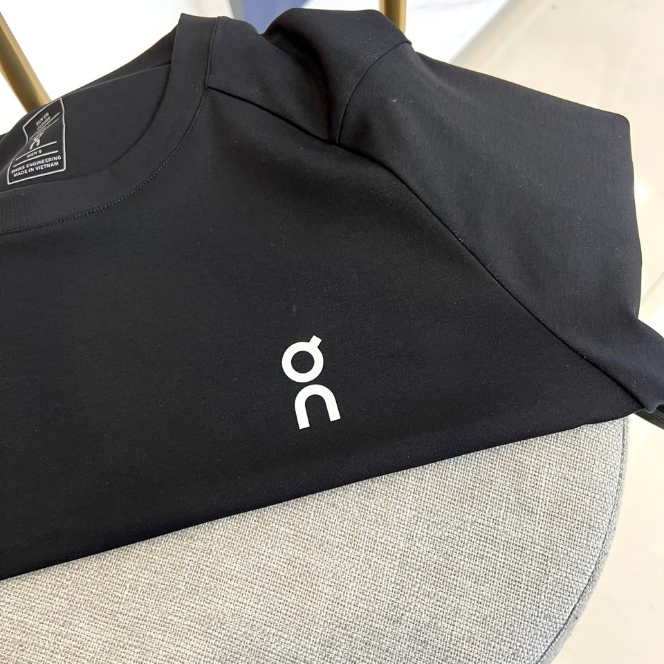 on昂跑、2026春夏新品户外系列速干服T恤，以极简美学重塑运动休闲风。经典圆领搭配插肩袖设计，利落线条