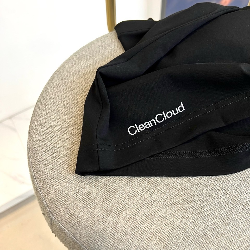 on昂跑、2026春夏新品户外系列速干服T恤，以极简美学重塑运动休闲风。经典圆领搭配插肩袖设计，利落线条