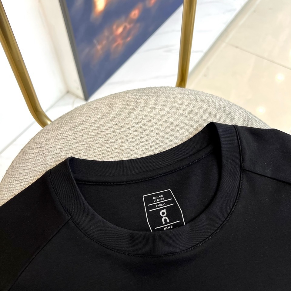 on昂跑、2026春夏新品户外系列速干服T恤，以极简美学重塑运动休闲风。经典圆领搭配插肩袖设计，利落线条